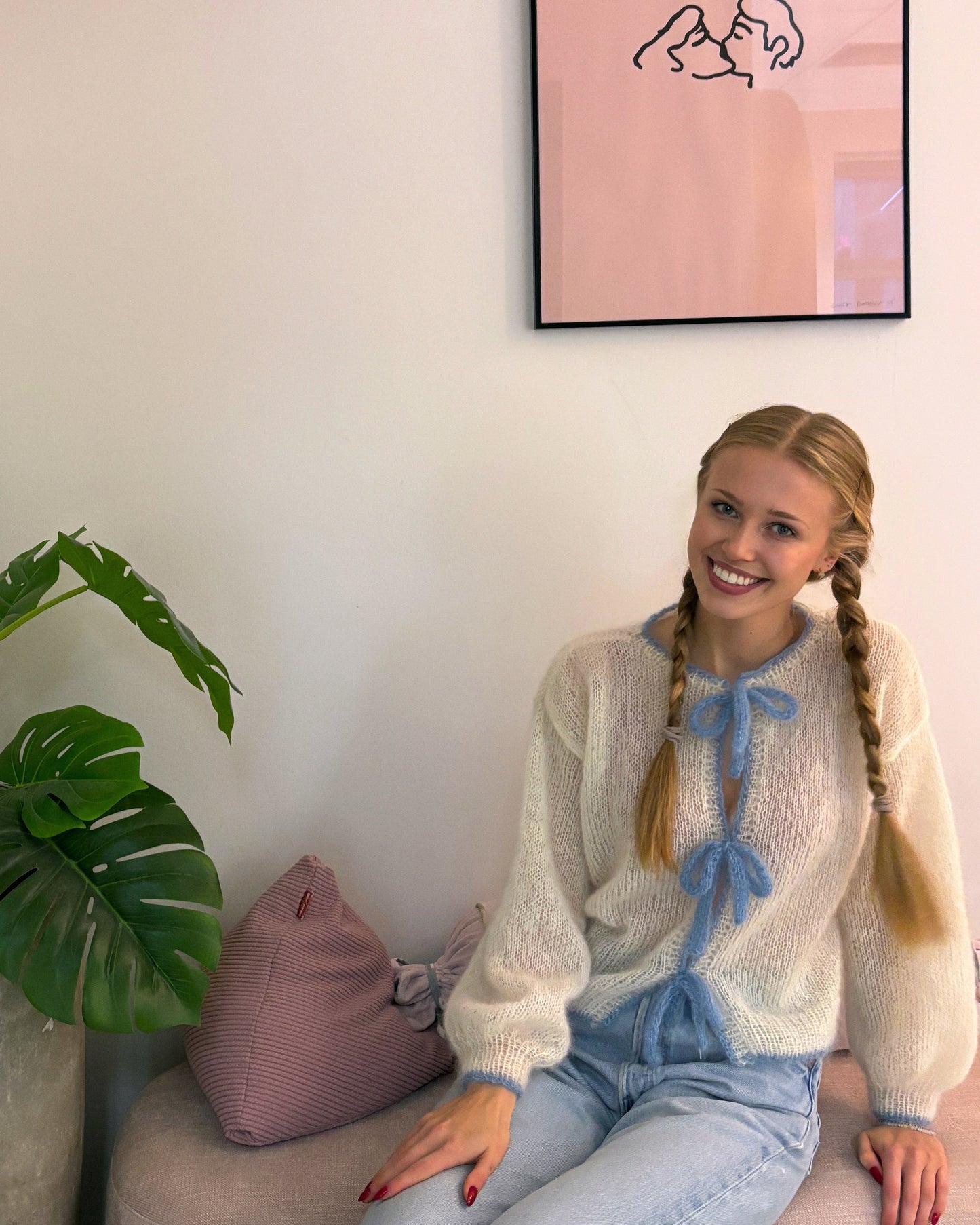 charm bow Kobieta w swetrze alpaka i jedwab – elegancki styl La Opalia