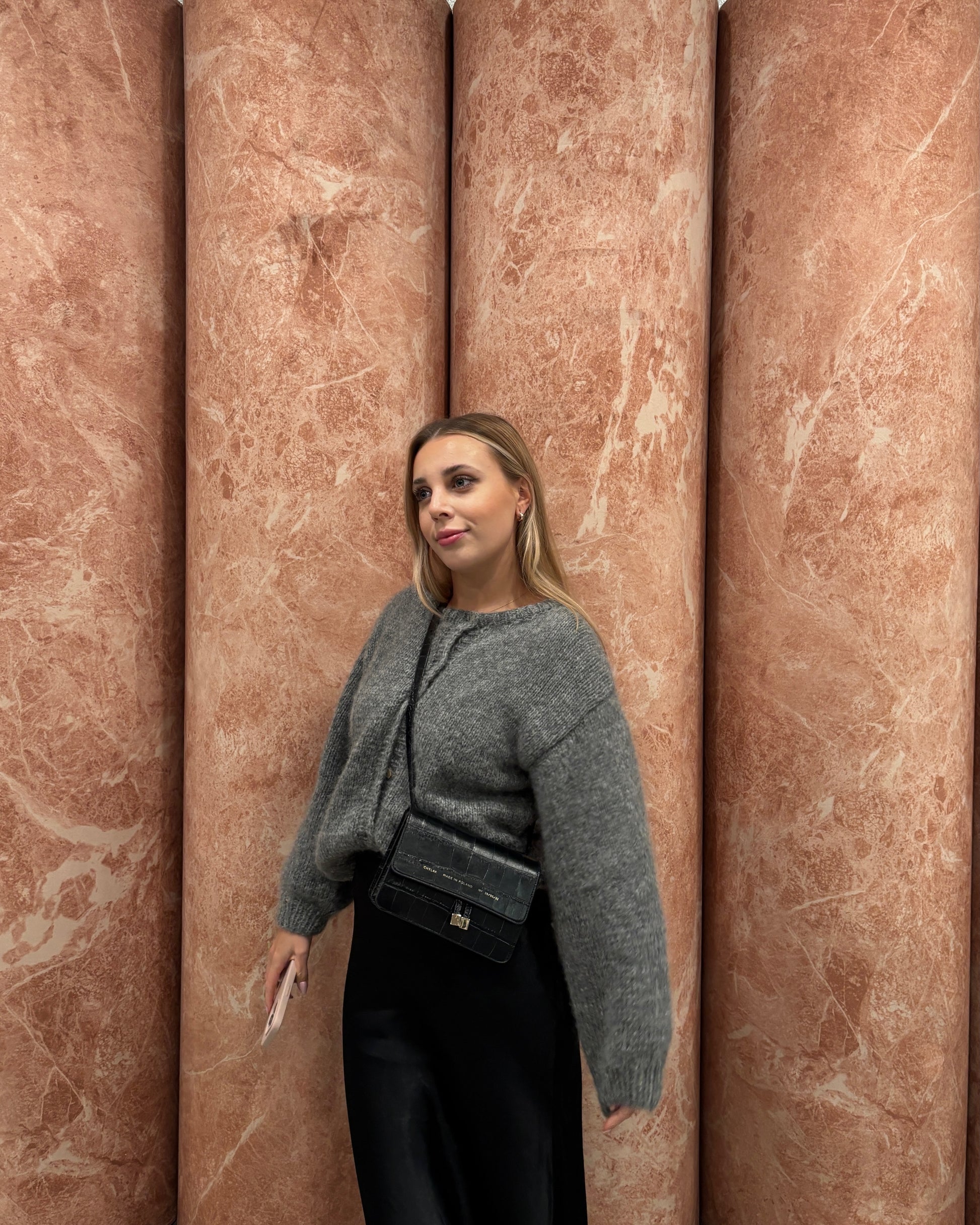 Model prezentuje sweter z alpaki i jedwabiu – elegancka moda premium